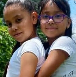 Una niñera y tres niñas